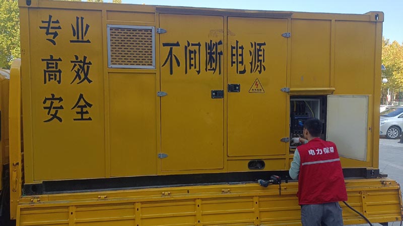 洛宁柴油发电机组和UPS电源配合使用时，如何避免切换过程中的电力中断？
